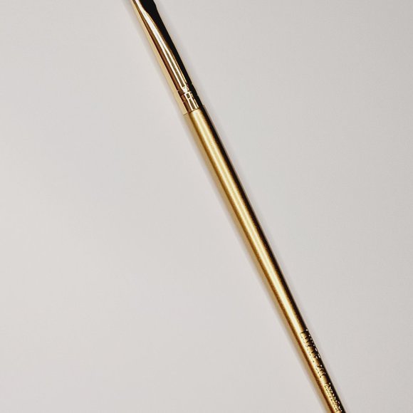 Luxie 211 Concealer Brush ~ New ~ Gold - Picture 3 of 3